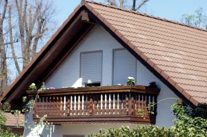 Balkon mit Holz Sichtschutz